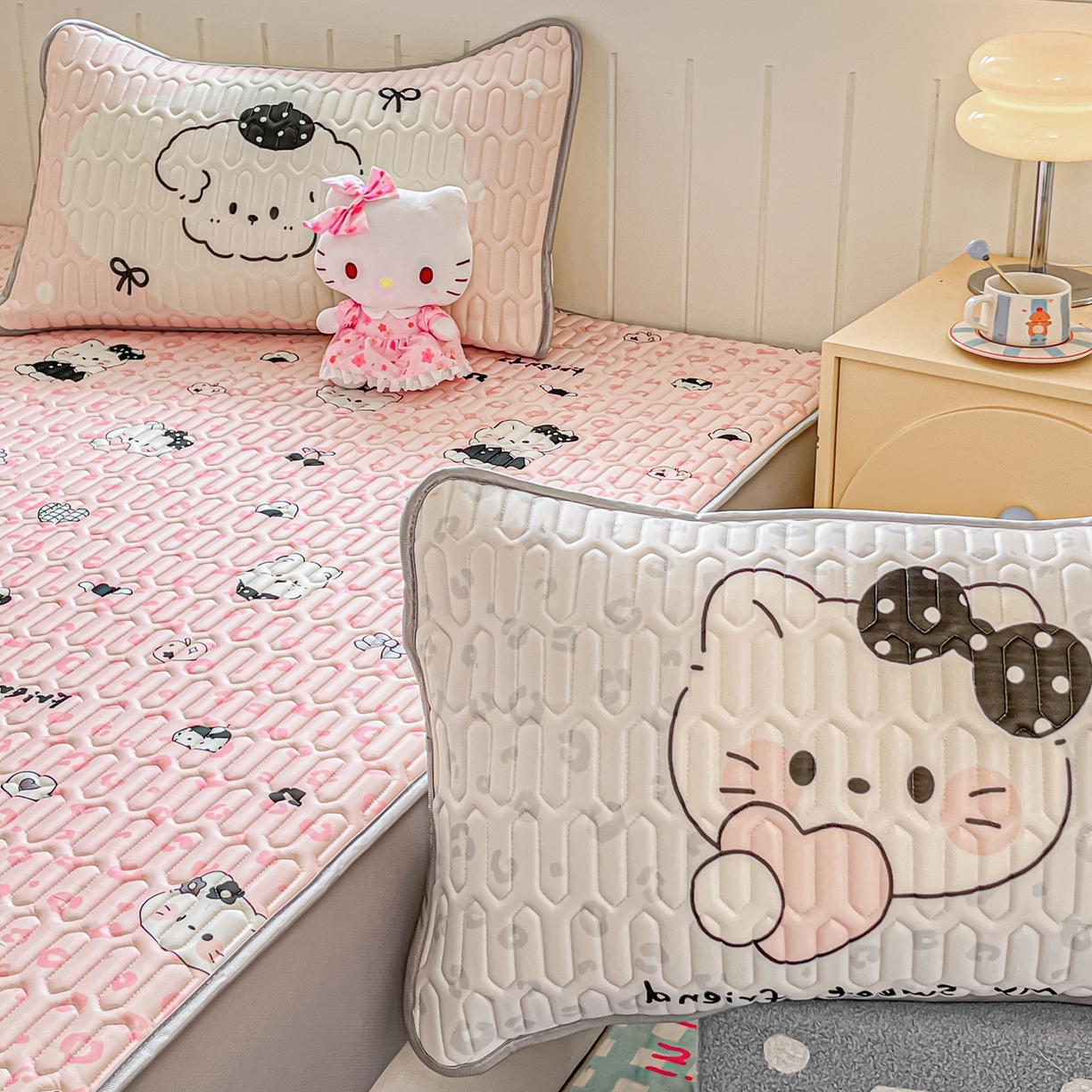 91家纺网 家纺一手货源 找家纺 摩妮卡 2026春夏新款凉感丝印花小清新乳胶凉席席子床笠款三件套 友谊之家-粉