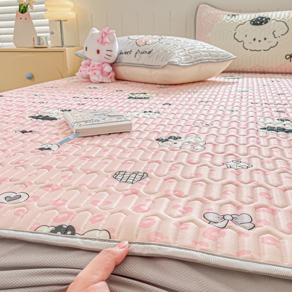 91家纺网 家纺一手货源 找家纺 摩妮卡 2026春夏新款凉感丝印花小清新乳胶凉席席子床笠款三件套 友谊之家-粉