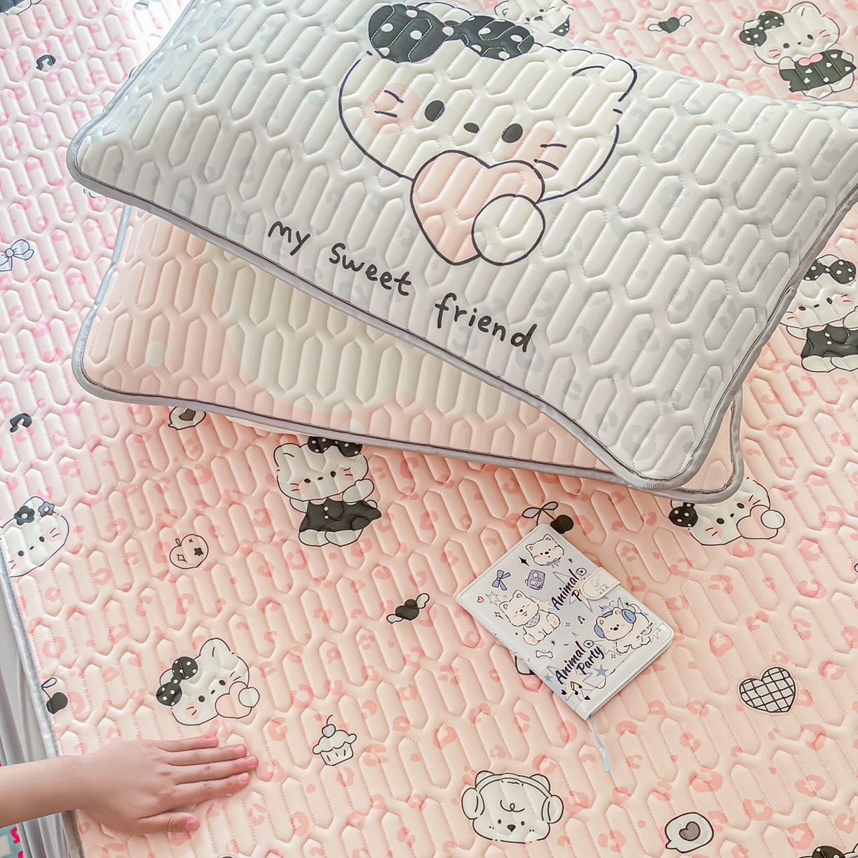 91家纺网 家纺一手货源 找家纺 摩妮卡 2026春夏新款凉感丝印花小清新乳胶凉席席子床笠款三件套 友谊之家-粉