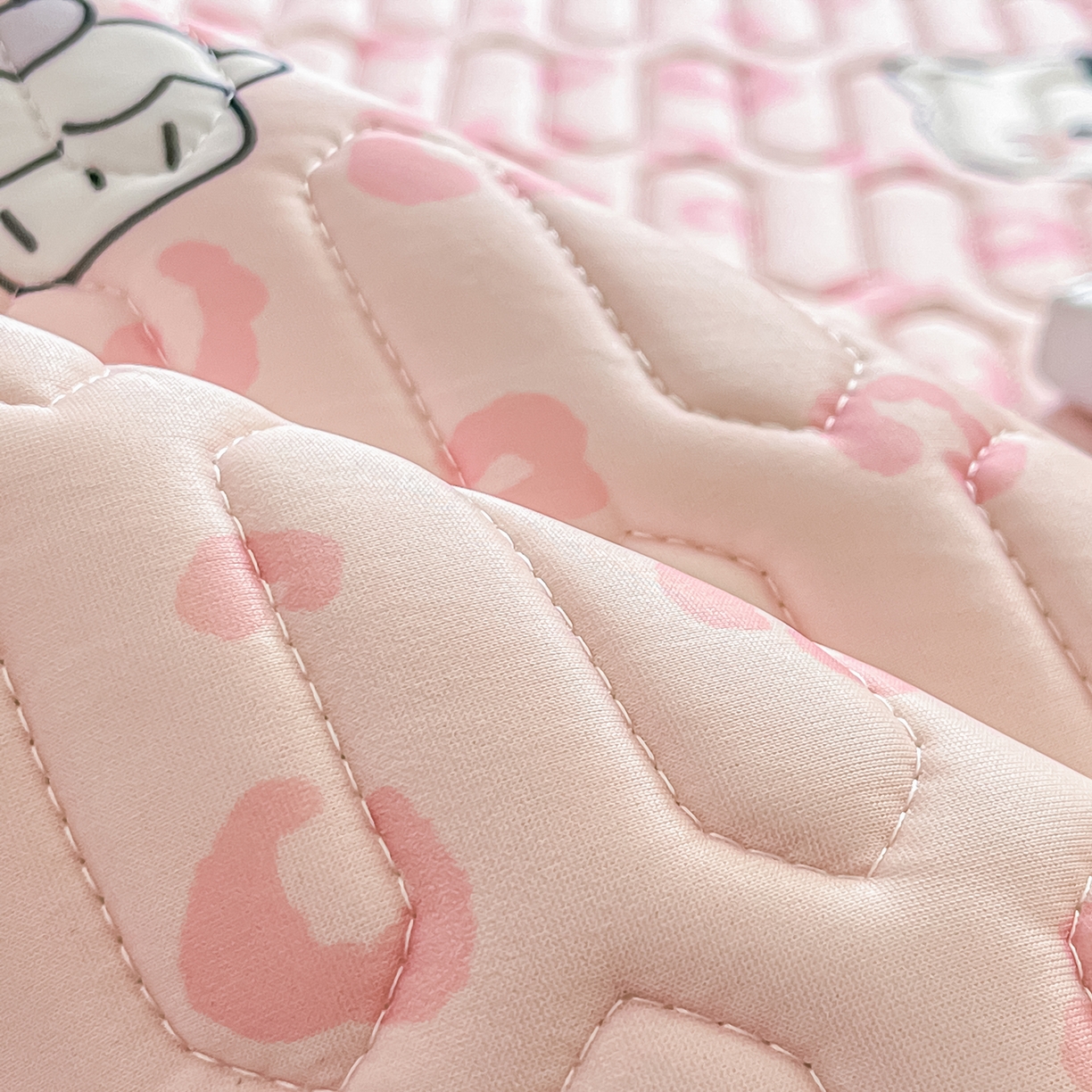 91家纺网 家纺一手货源 找家纺 摩妮卡 2026春夏新款凉感丝印花小清新乳胶凉席席子床笠款三件套 友谊之家-粉