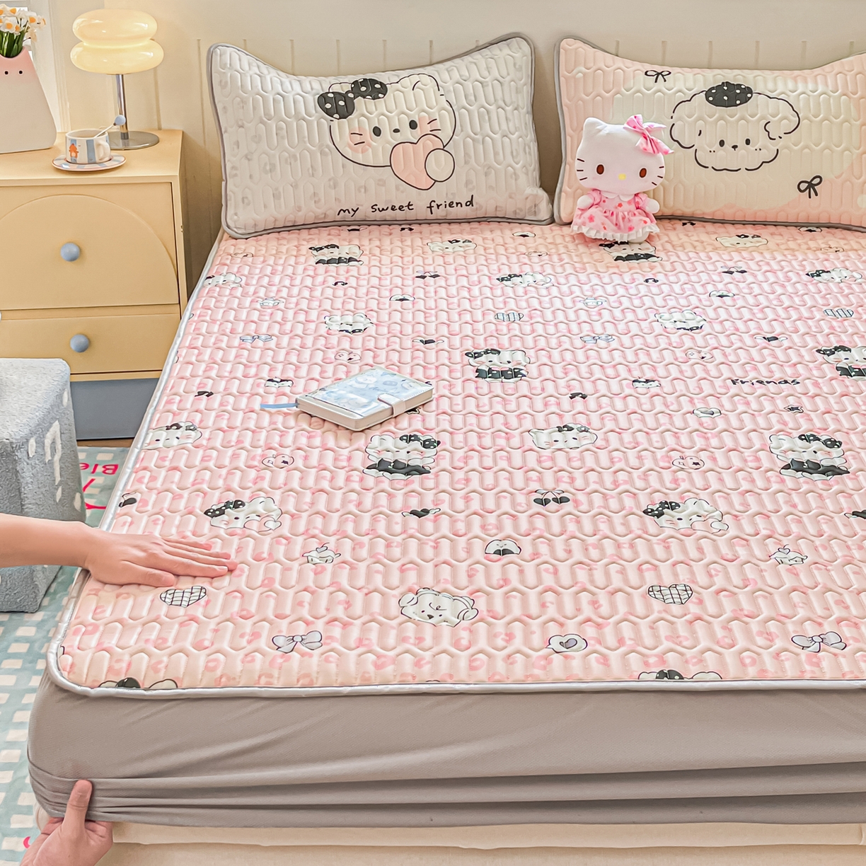 91家纺网 家纺一手货源 找家纺 摩妮卡 2026春夏新款凉感丝印花小清新乳胶凉席席子床笠款三件套 友谊之家-粉