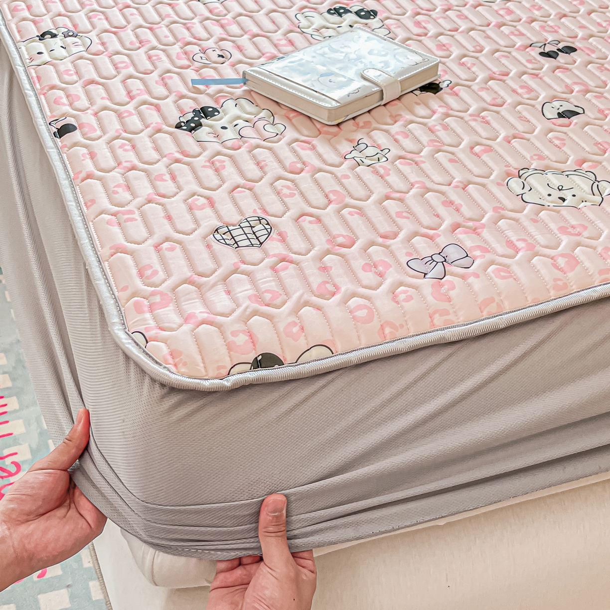 91家纺网 家纺一手货源 找家纺 摩妮卡 2026春夏新款凉感丝印花小清新乳胶凉席席子床笠款三件套 友谊之家-粉