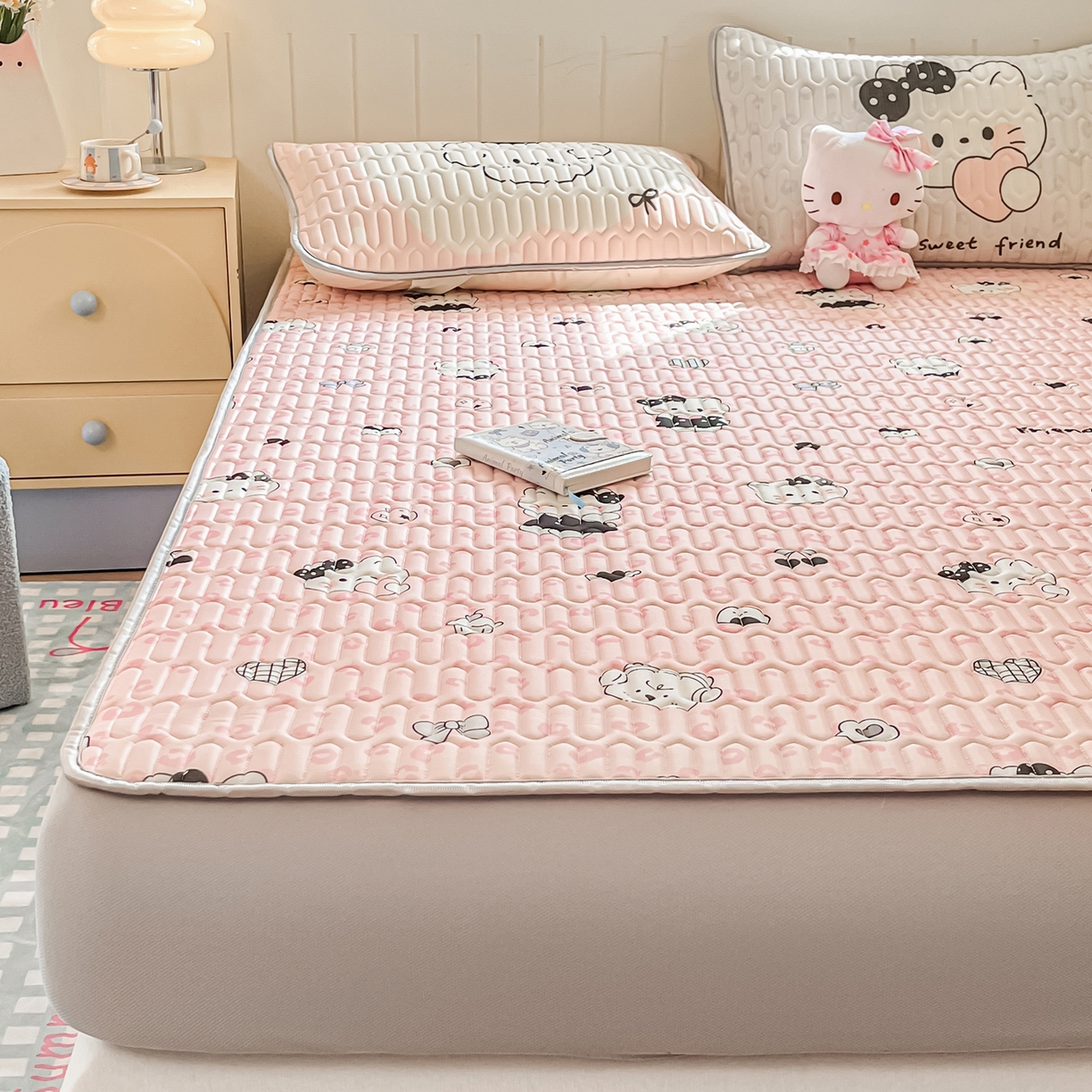 91家纺网 家纺一手货源 找家纺 摩妮卡 2026春夏新款凉感丝印花小清新乳胶凉席席子床笠款三件套 友谊之家-粉