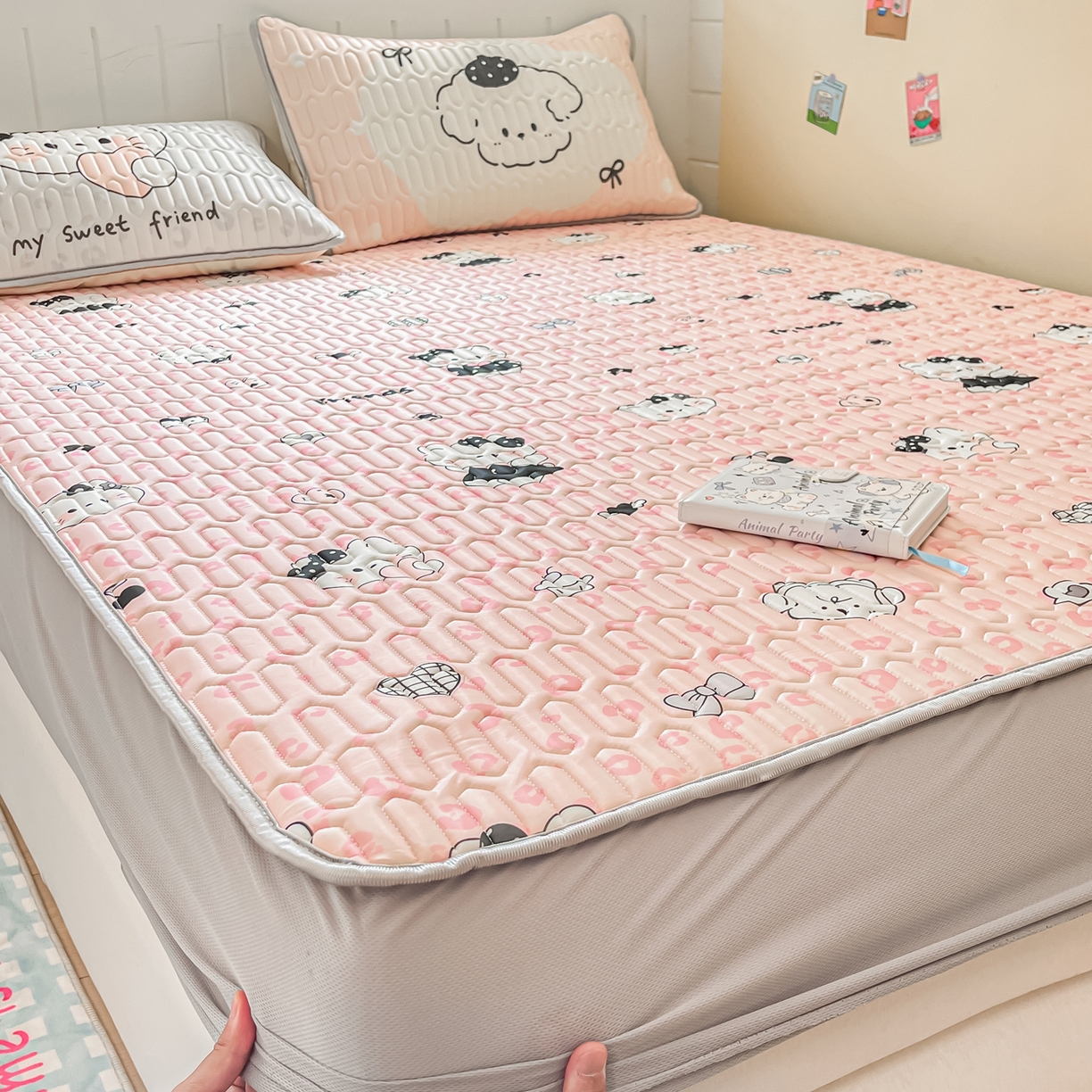 91家纺网 家纺一手货源 找家纺 摩妮卡 2026春夏新款凉感丝印花小清新乳胶凉席席子床笠款三件套 友谊之家-粉