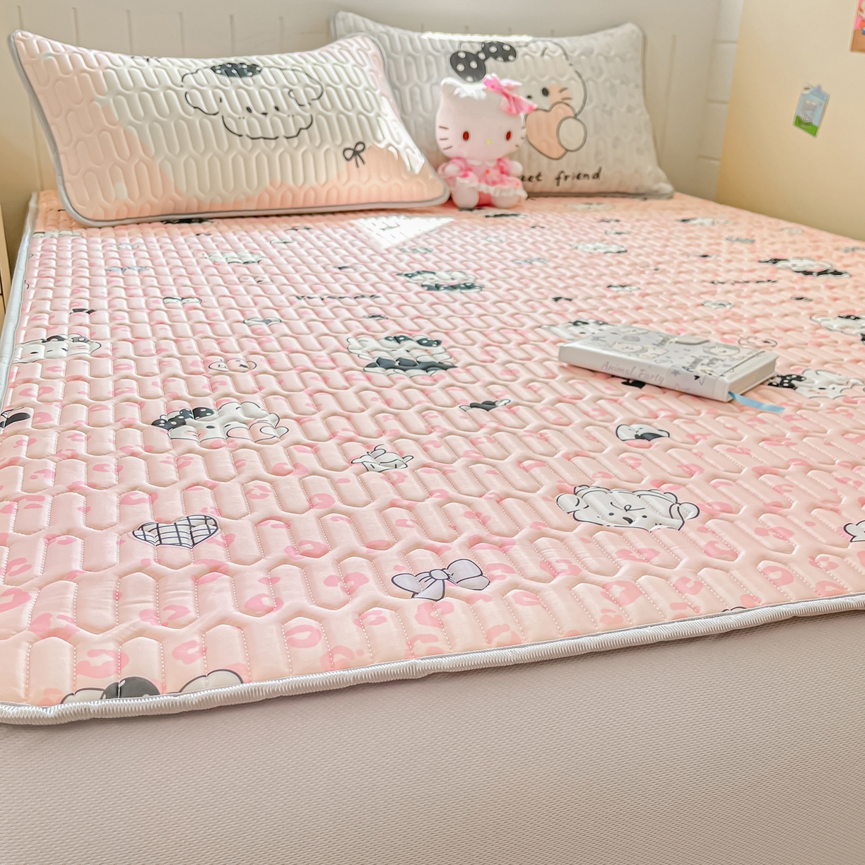 91家纺网 家纺一手货源 找家纺 摩妮卡 2026春夏新款凉感丝印花小清新乳胶凉席席子床笠款三件套 友谊之家-粉