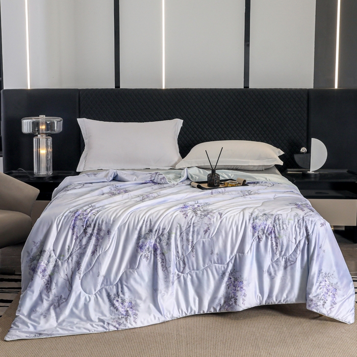 91家纺网 家纺一手货源 找家纺 天之悦家纺 2026新款夏被油光丝数码印花锦氨凉感被夏凉被空调被 星蔓兰灰
