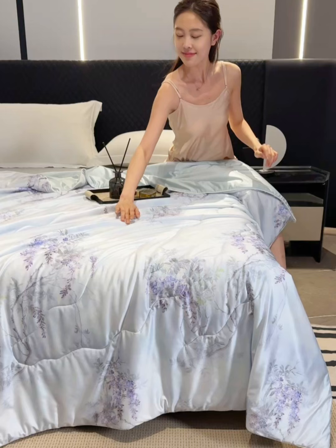 91家纺网 家纺一手货源 找家纺 天之悦家纺 2026新款夏被油光丝数码印花锦氨凉感被夏凉被空调被 星蔓兰灰