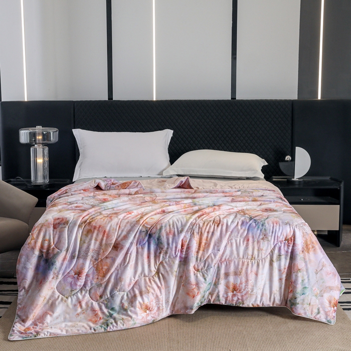 91家纺网 家纺一手货源 找家纺 天之悦家纺 2026新款夏被油光丝数码印花锦氨凉感被夏凉被空调被 伊芙紫