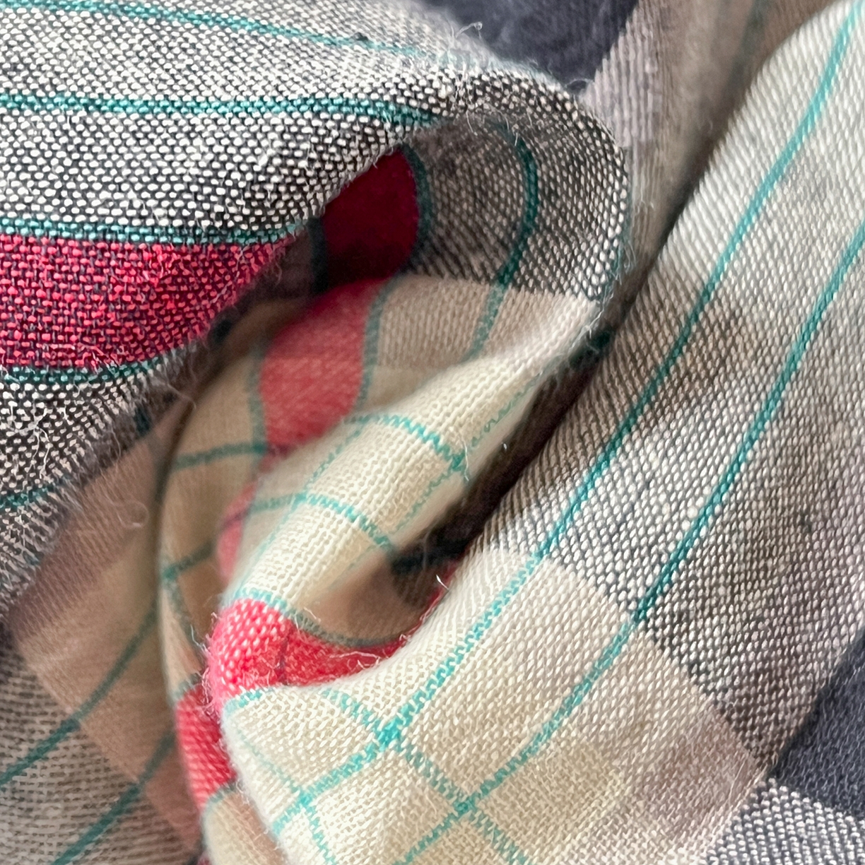 91家纺网 家纺一手货源 找家纺 古本家居 2026春夏新款全棉美拉德西高地系列抱枕被 全棉美拉德围巾西高地黑格