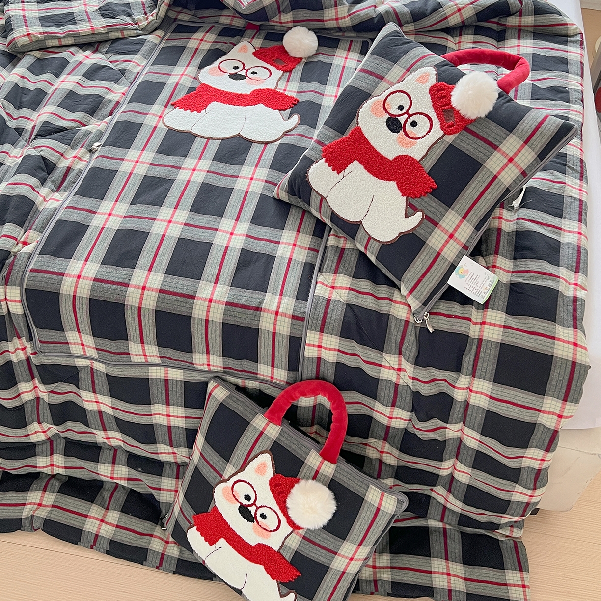 91家纺网 家纺一手货源 找家纺 古本家居 2026春夏新款全棉美拉德西高地系列抱枕被 全棉美拉德围巾西高地黑格