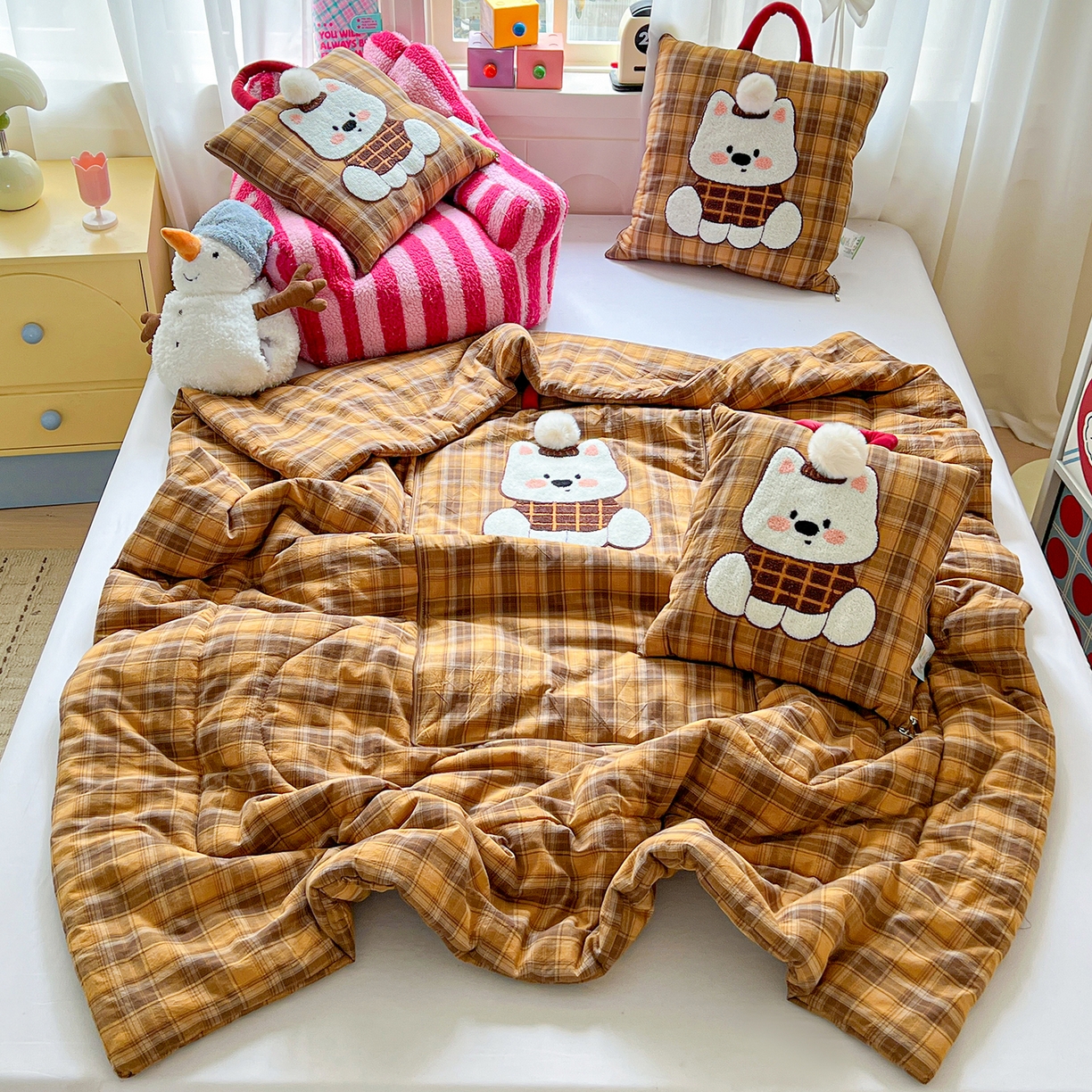 91家纺网 家纺一手货源 找家纺 古本家居 2026春夏新款全棉美拉德西高地系列抱枕被 全棉美拉德圆脸西高地黄格