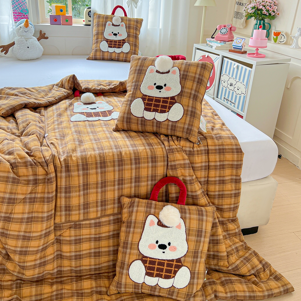 91家纺网 家纺一手货源 找家纺 古本家居 2026春夏新款全棉美拉德西高地系列抱枕被 全棉美拉德圆脸西高地黄格