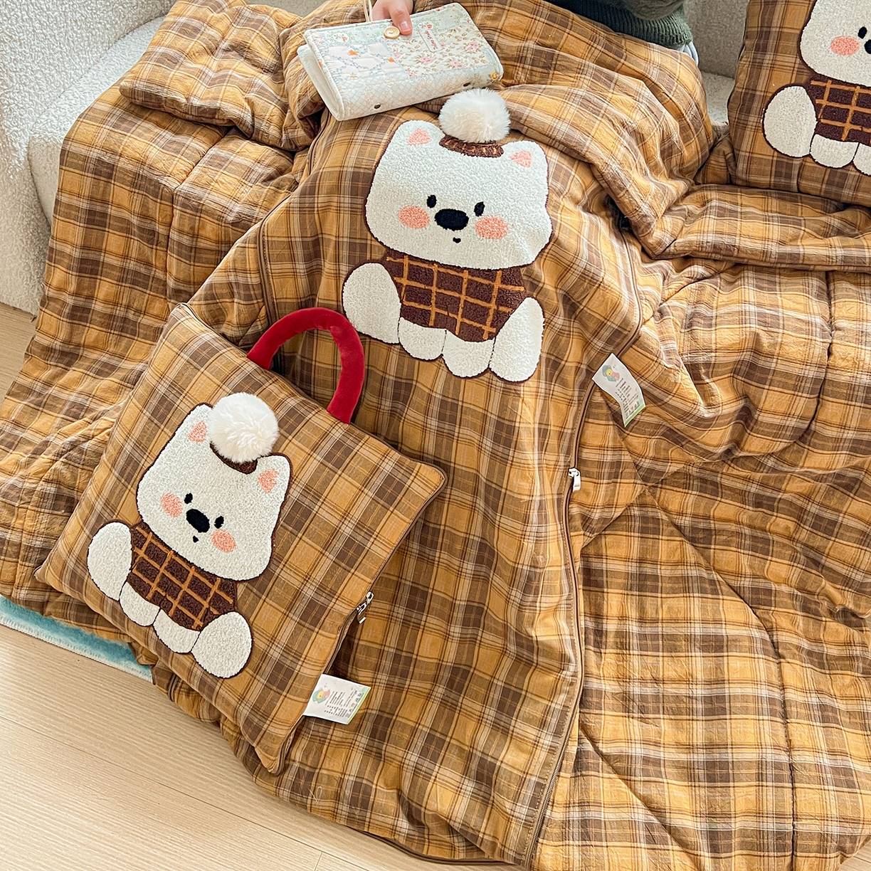 91家纺网 家纺一手货源 找家纺 古本家居 2026春夏新款全棉美拉德西高地系列抱枕被 全棉美拉德圆脸西高地黄格