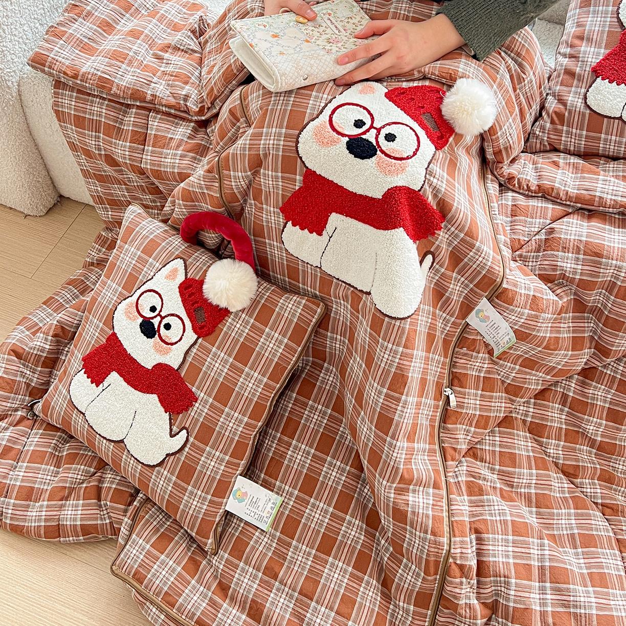 91家纺网 家纺一手货源 找家纺 古本家居 2026春夏新款全棉美拉德西高地系列抱枕被 全棉美拉德围巾西高地咖格