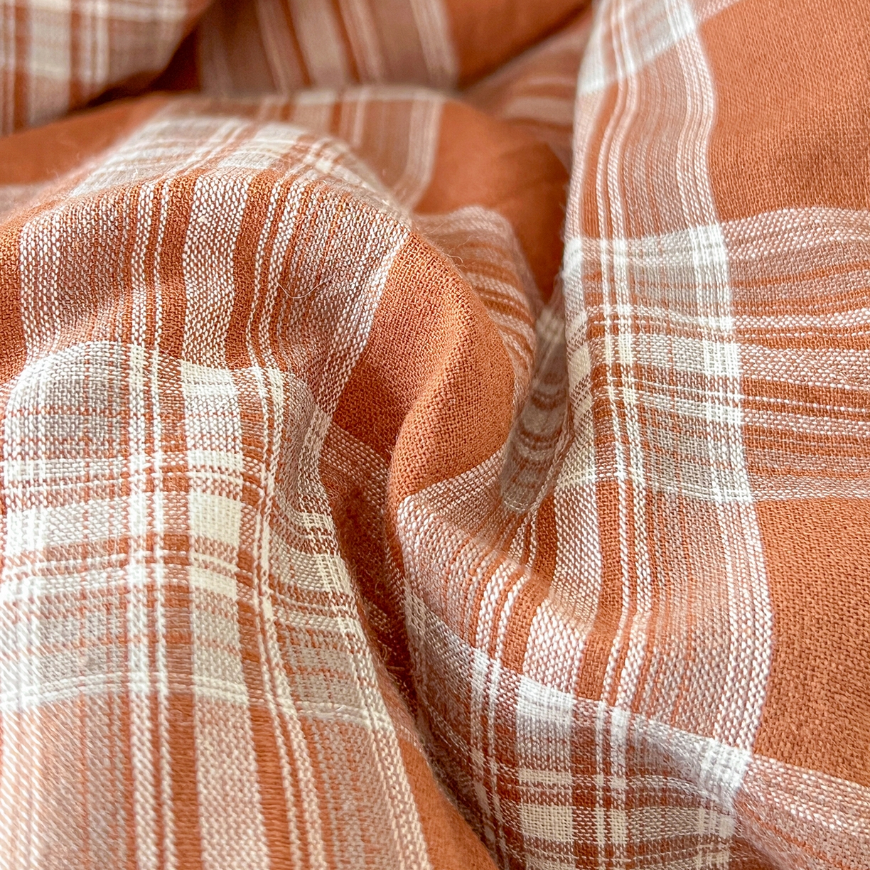 91家纺网 家纺一手货源 找家纺 古本家居 2026春夏新款全棉美拉德西高地系列抱枕被 全棉美拉德围巾西高地咖格