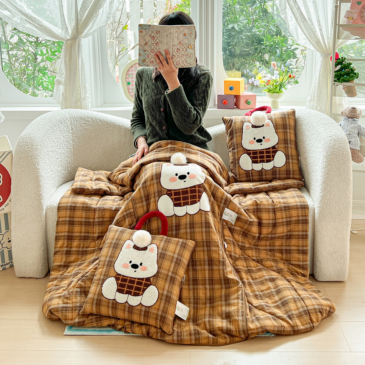 91家纺网 家纺一手货源 找家纺 古本家居 2026春夏新款全棉美拉德西高地系列抱枕被 全棉美拉德圆脸西高地黄格