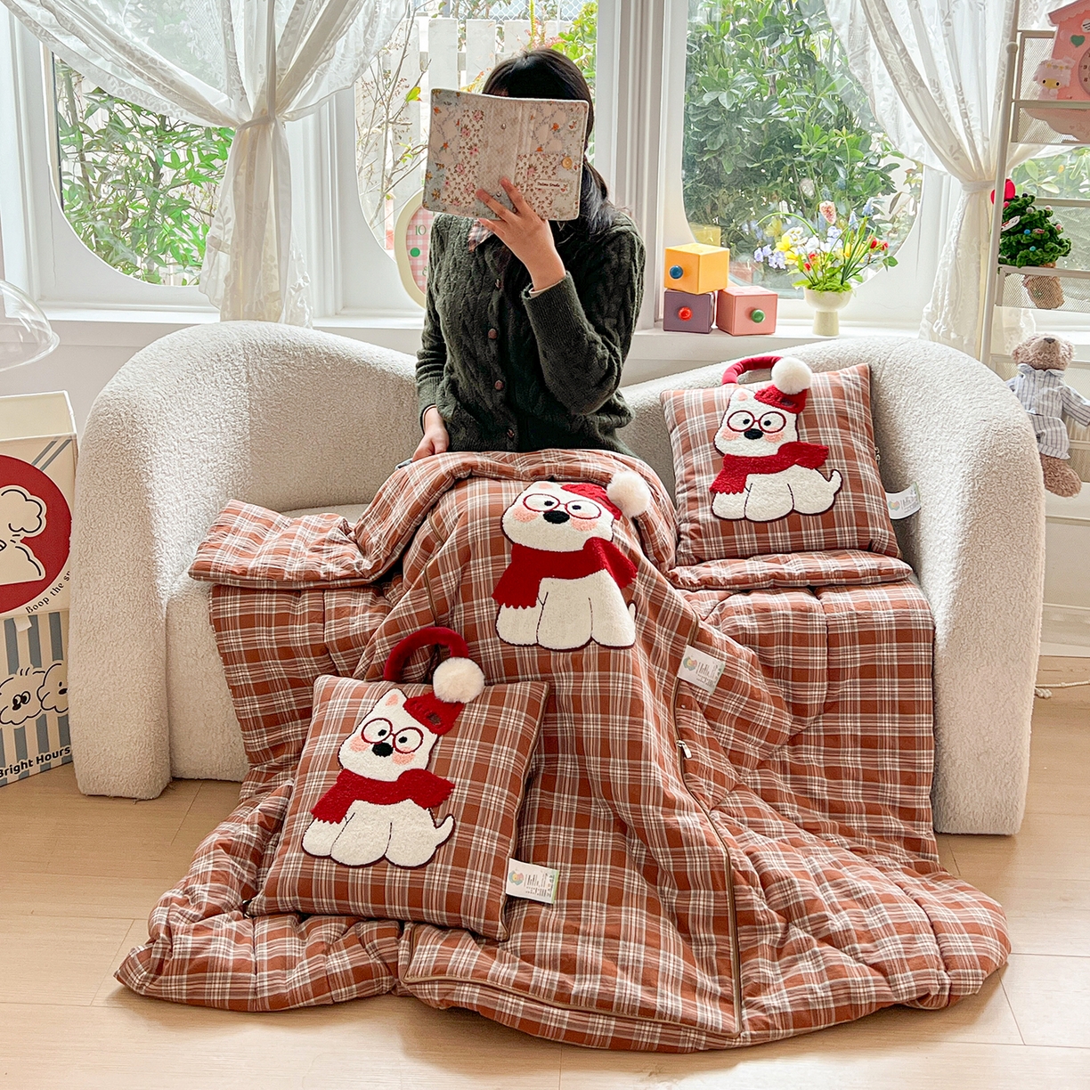 91家纺网 家纺一手货源 找家纺 古本家居 2026春夏新款全棉美拉德西高地系列抱枕被 全棉美拉德围巾西高地咖格