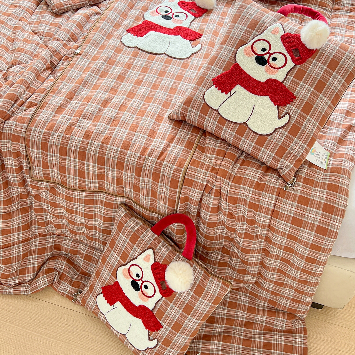 91家纺网 家纺一手货源 找家纺 古本家居 2026春夏新款全棉美拉德西高地系列抱枕被 全棉美拉德围巾西高地咖格