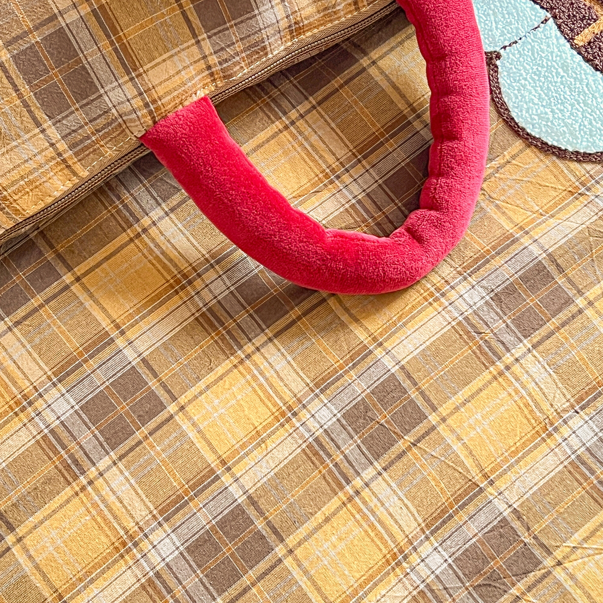 91家纺网 家纺一手货源 找家纺 古本家居 2026春夏新款全棉美拉德西高地系列抱枕被 全棉美拉德圆脸西高地黄格