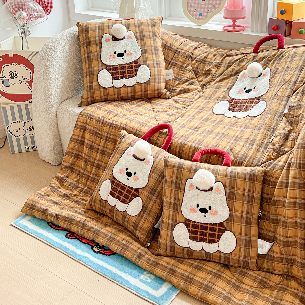 91家纺网 家纺一手货源 找家纺 古本家居 2026春夏新款全棉美拉德西高地系列抱枕被 全棉美拉德圆脸西高地黄格