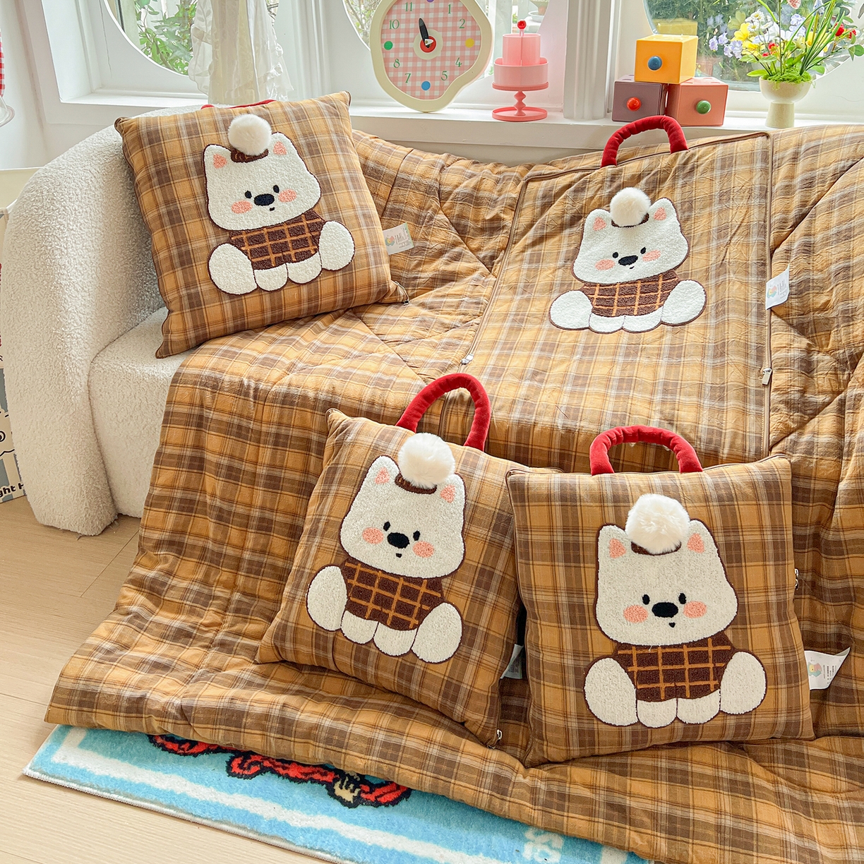 91家纺网 家纺一手货源 找家纺 古本家居 2026春夏新款全棉美拉德西高地系列抱枕被 全棉美拉德圆脸西高地黄格