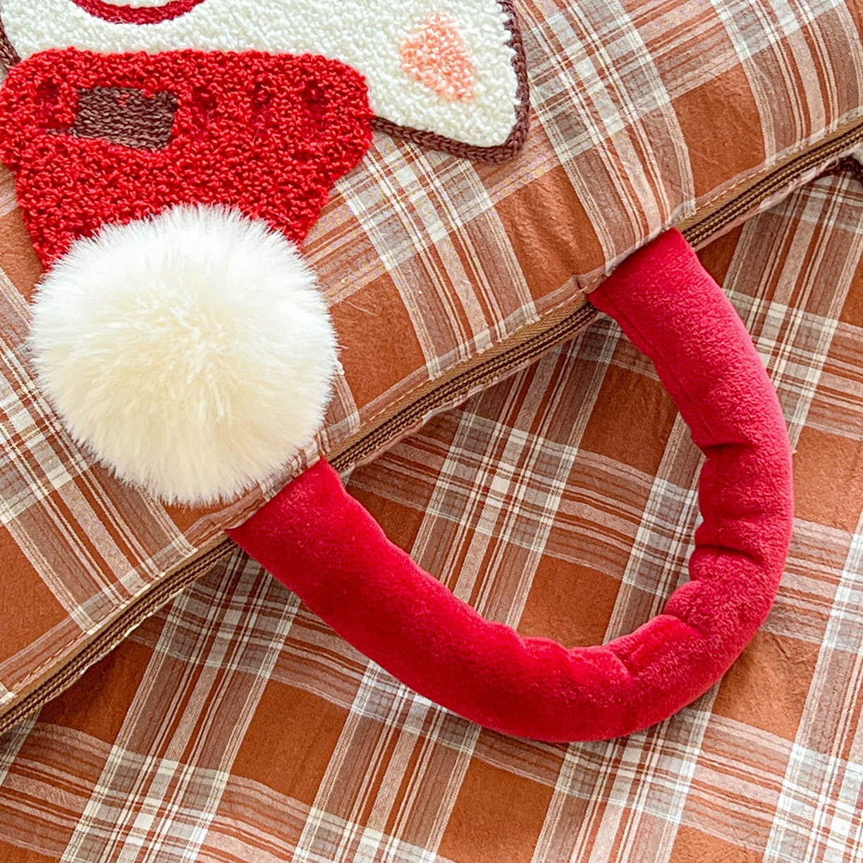 91家纺网 家纺一手货源 找家纺 古本家居 2026春夏新款全棉美拉德西高地系列抱枕被 全棉美拉德围巾西高地咖格