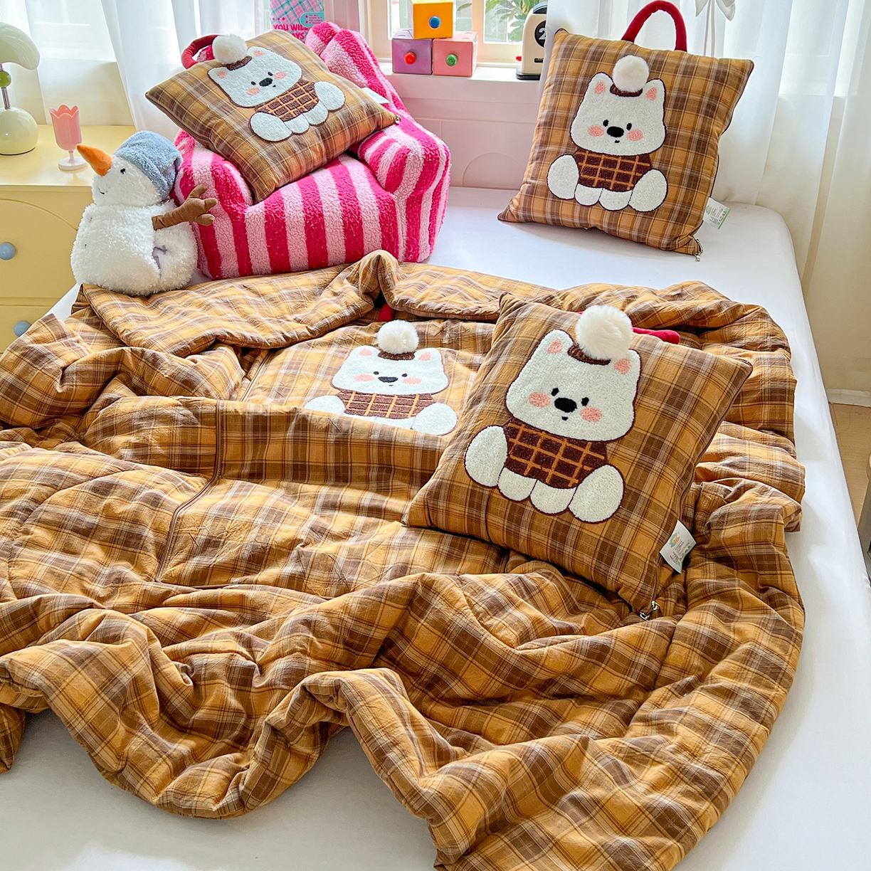 91家纺网 家纺一手货源 找家纺 古本家居 2026春夏新款全棉美拉德西高地系列抱枕被 全棉美拉德圆脸西高地黄格