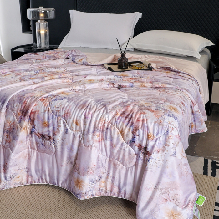 91家纺网 家纺一手货源 找家纺 天之悦家纺 2026新款夏被油光丝数码印花锦氨凉感被夏凉被空调被 月荷玉