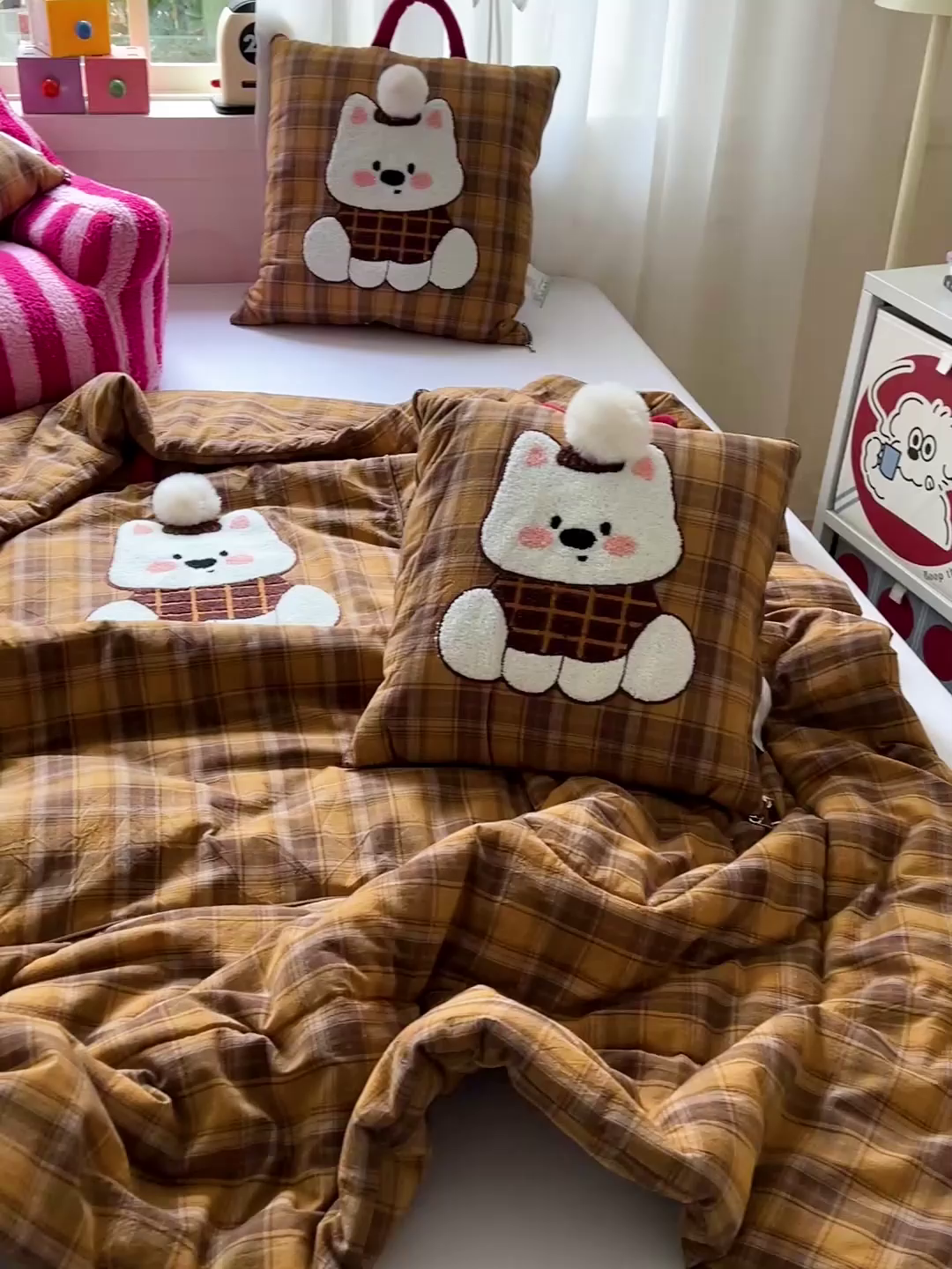 91家纺网 家纺一手货源 找家纺 古本家居 2026春夏新款全棉美拉德西高地系列抱枕被 全棉美拉德圆脸西高地黄格