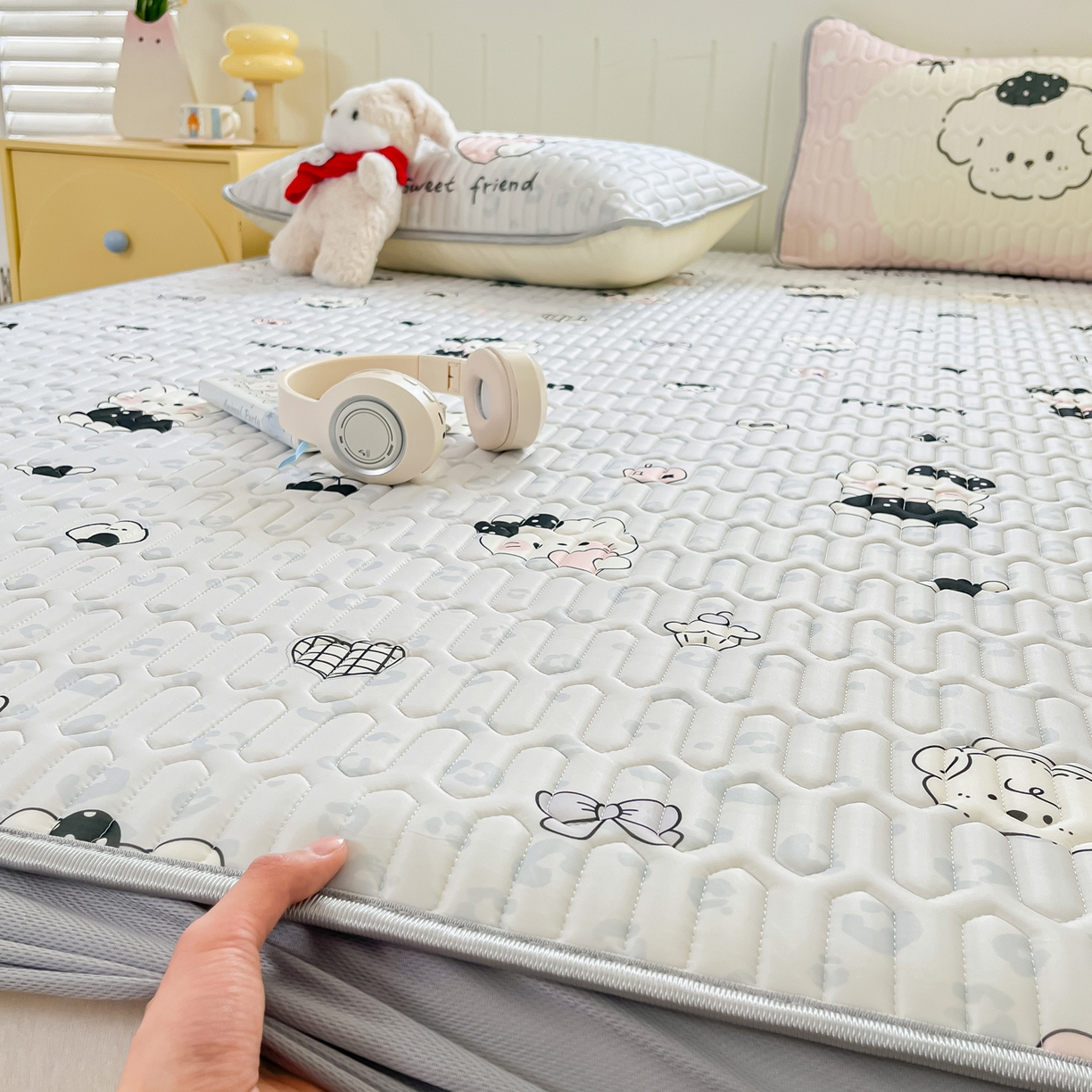 91家纺网 家纺一手货源 找家纺 摩妮卡 2026春夏新款凉感丝印花小清新乳胶凉席席子床笠款三件套 友谊之家-灰