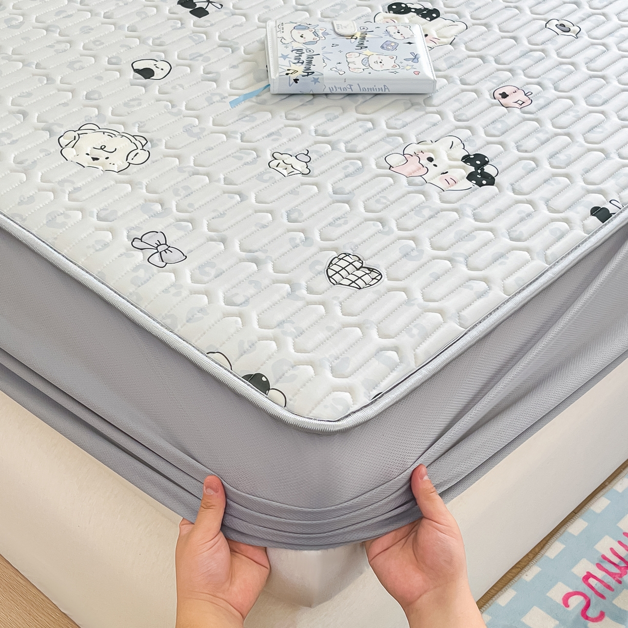 91家纺网 家纺一手货源 找家纺 摩妮卡 2026春夏新款凉感丝印花小清新乳胶凉席席子床笠款三件套 友谊之家-灰