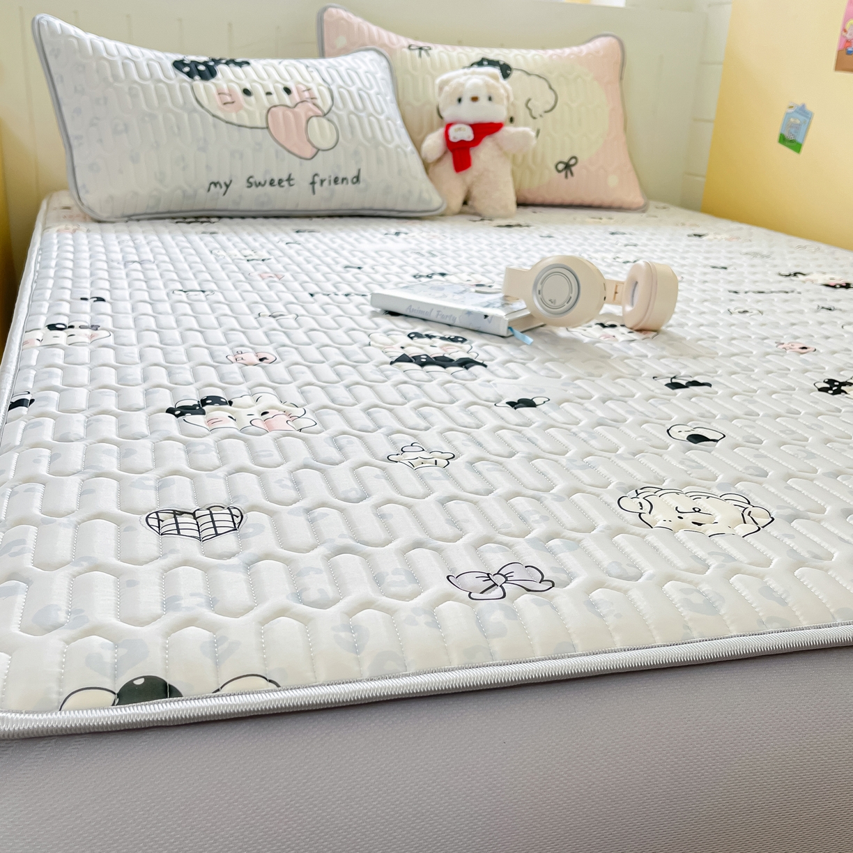 91家纺网 家纺一手货源 找家纺 摩妮卡 2026春夏新款凉感丝印花小清新乳胶凉席席子床笠款三件套 友谊之家-灰