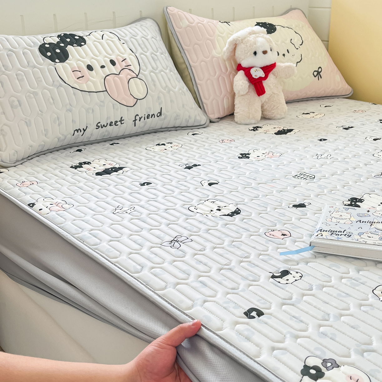 91家纺网 家纺一手货源 找家纺 摩妮卡 2026春夏新款凉感丝印花小清新乳胶凉席席子床笠款三件套 友谊之家-灰