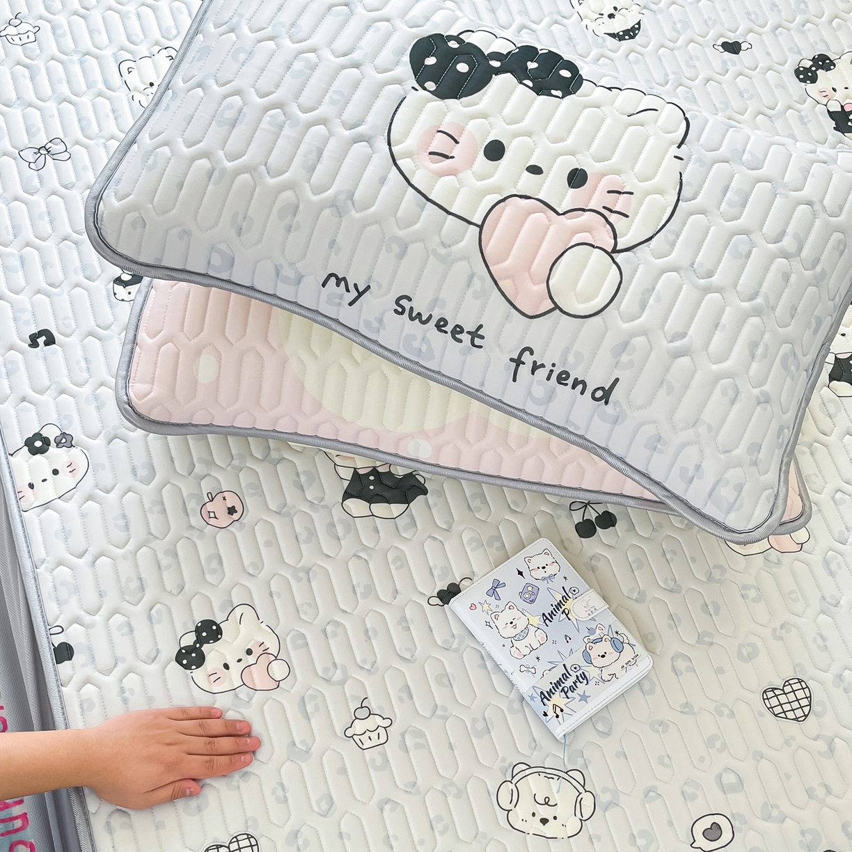 91家纺网 家纺一手货源 找家纺 摩妮卡 2026春夏新款凉感丝印花小清新乳胶凉席席子床笠款三件套 友谊之家-灰