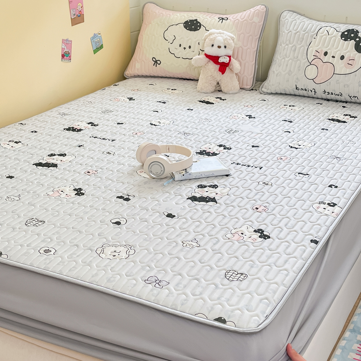 91家纺网 家纺一手货源 找家纺 摩妮卡 2026春夏新款凉感丝印花小清新乳胶凉席席子床笠款三件套 友谊之家-灰