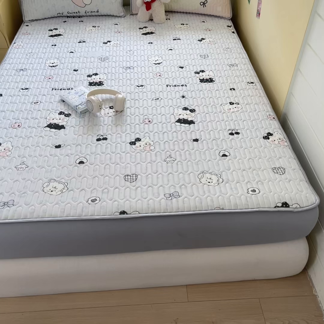 91家纺网 家纺一手货源 找家纺 摩妮卡 2026春夏新款凉感丝印花小清新乳胶凉席席子床笠款三件套 友谊之家-灰