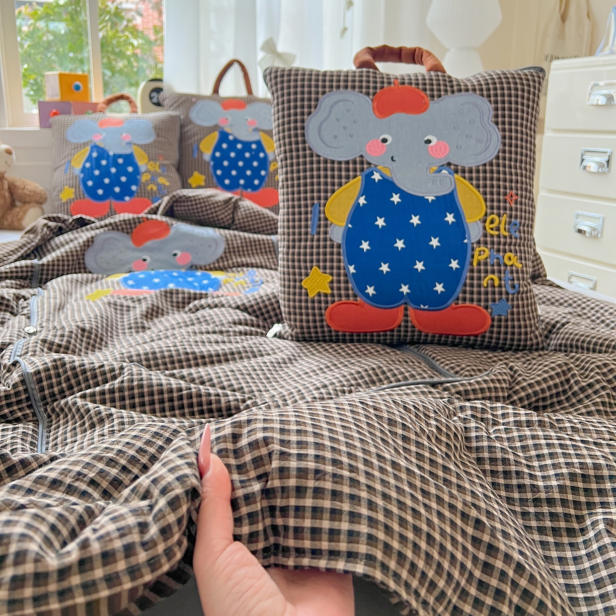 91家纺网 家纺一手货源 找家纺 （总）古本家居 2026春夏新款全棉小丑象系列抱枕被