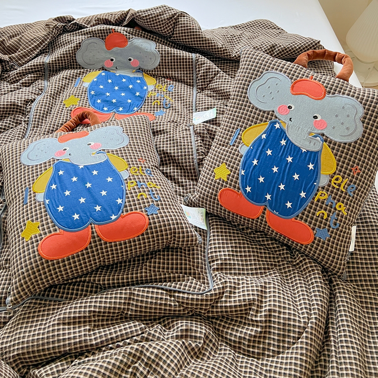 91家纺网 家纺一手货源 找家纺 （总）古本家居 2026春夏新款全棉小丑象系列抱枕被