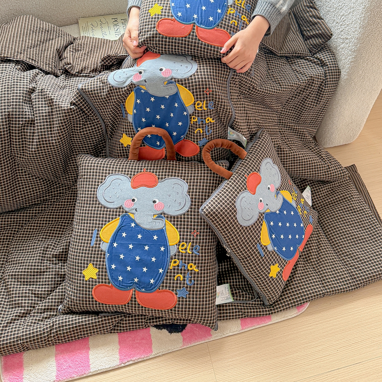 91家纺网 家纺一手货源 找家纺 （总）古本家居 2026春夏新款全棉小丑象系列抱枕被