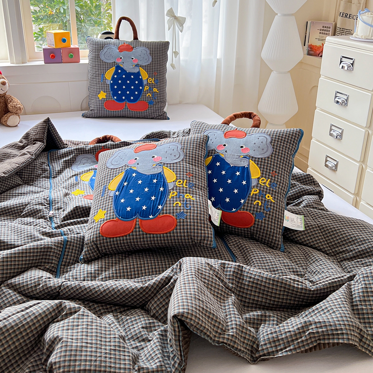 91家纺网 家纺一手货源 找家纺 古本家居 2026春夏新款全棉小丑象系列抱枕被 全棉小丑象蓝格