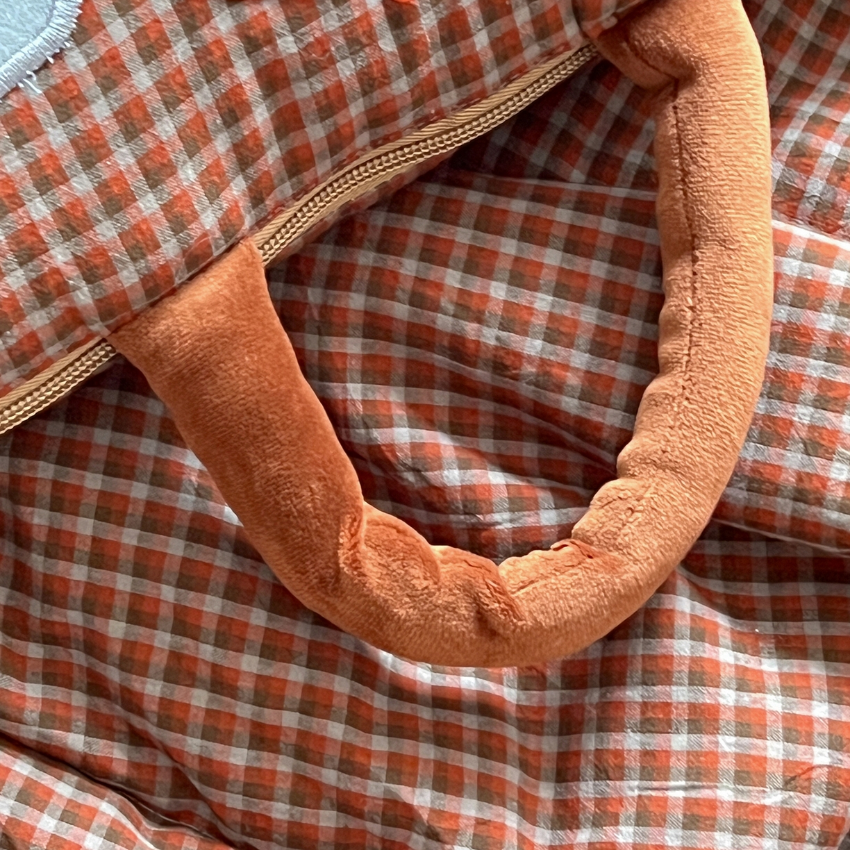 91家纺网 家纺一手货源 找家纺 古本家居 2026春夏新款全棉小丑象系列抱枕被 全棉小丑象红格