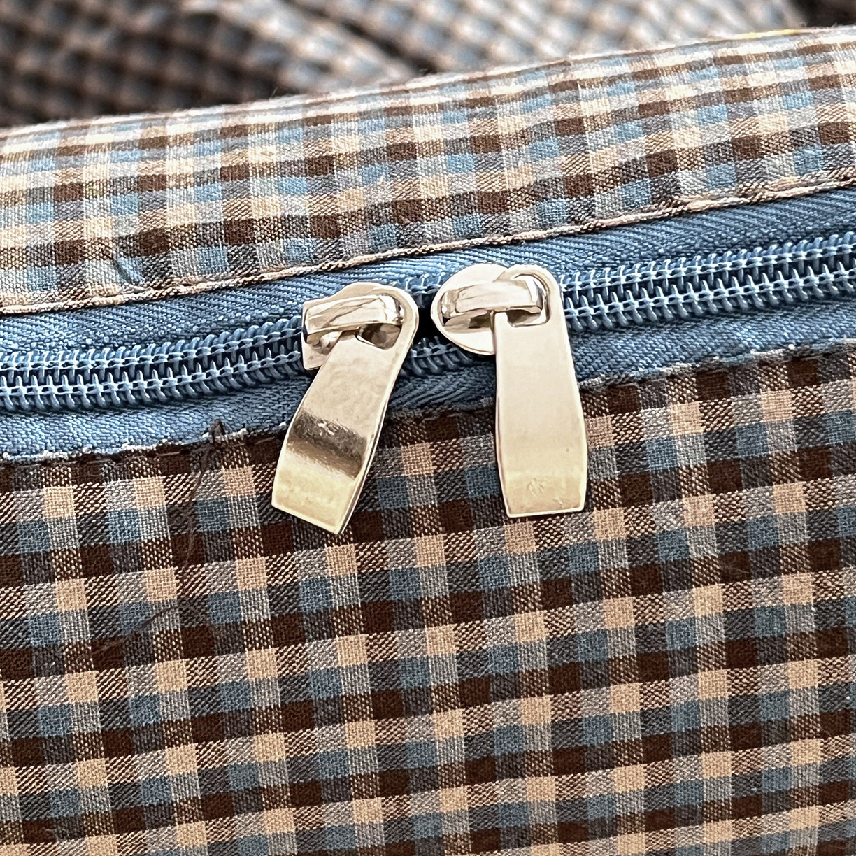 91家纺网 家纺一手货源 找家纺 古本家居 2026春夏新款全棉小丑象系列抱枕被 全棉小丑象蓝格