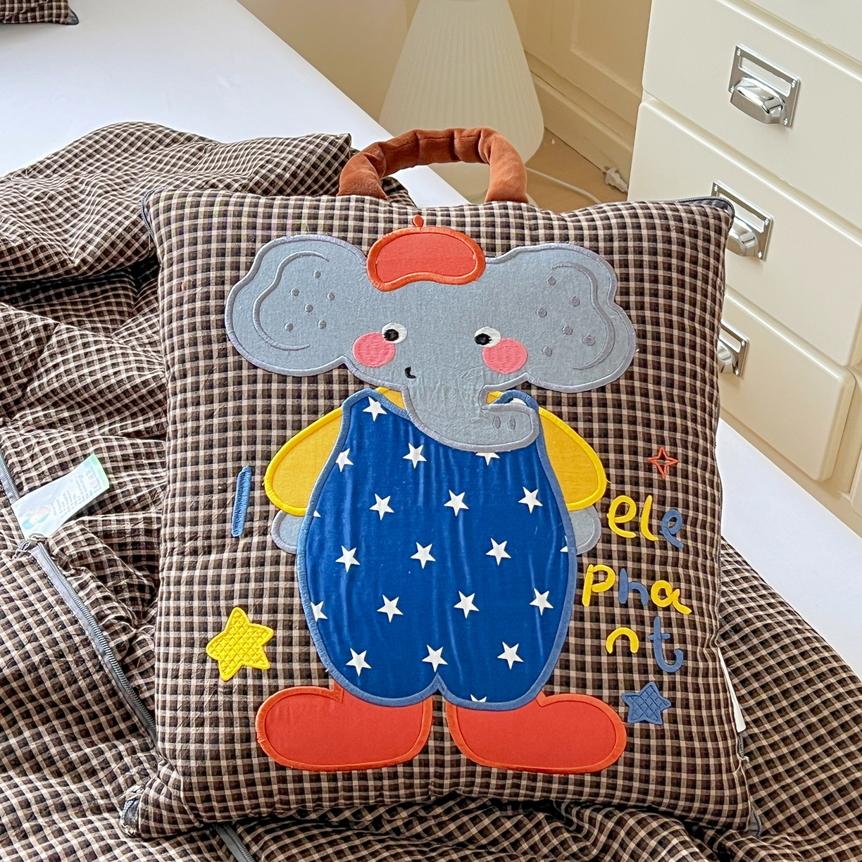 91家纺网 家纺一手货源 找家纺 古本家居 2026春夏新款全棉小丑象系列抱枕被 全棉小丑象黑格