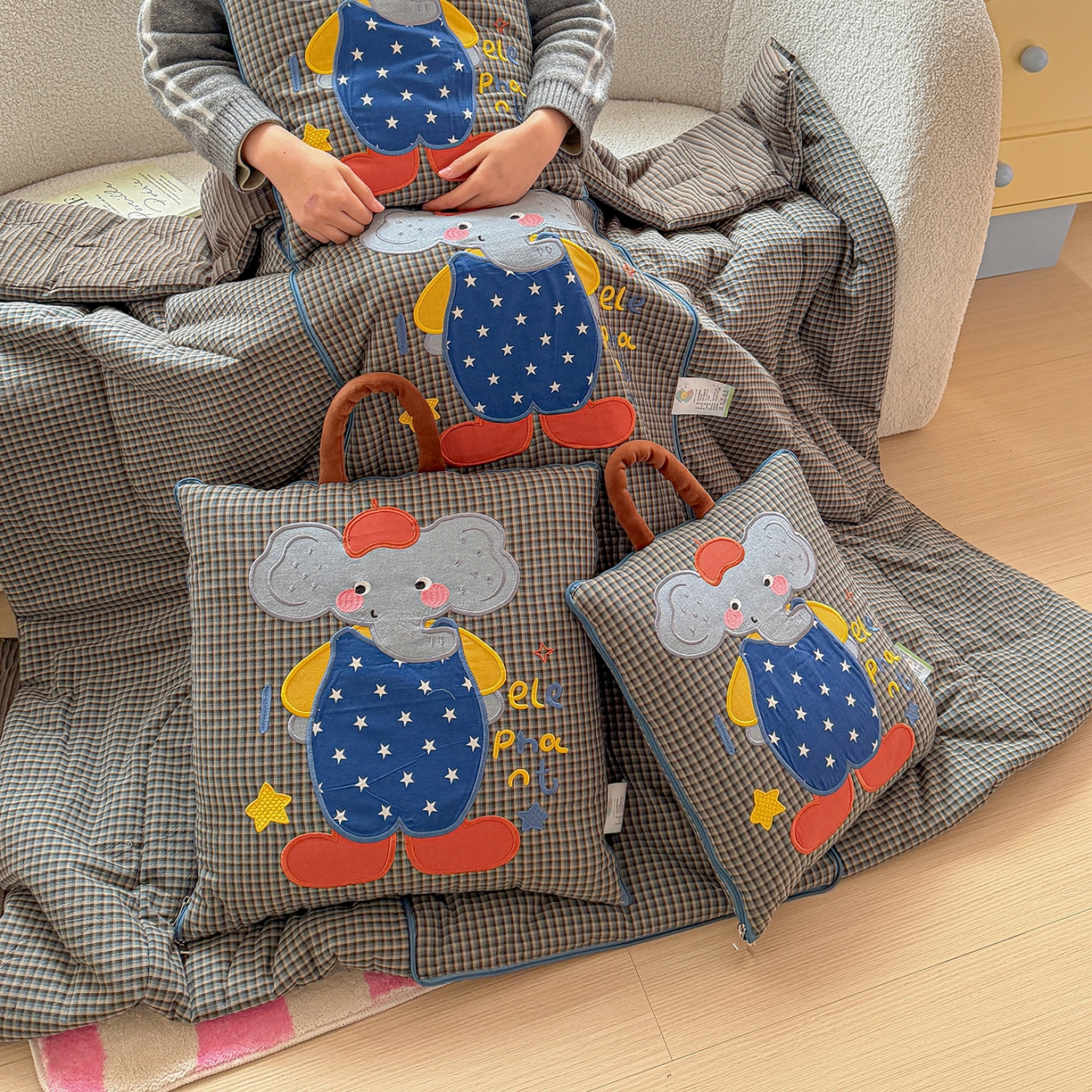 91家纺网 家纺一手货源 找家纺 古本家居 2026春夏新款全棉小丑象系列抱枕被 全棉小丑象蓝格