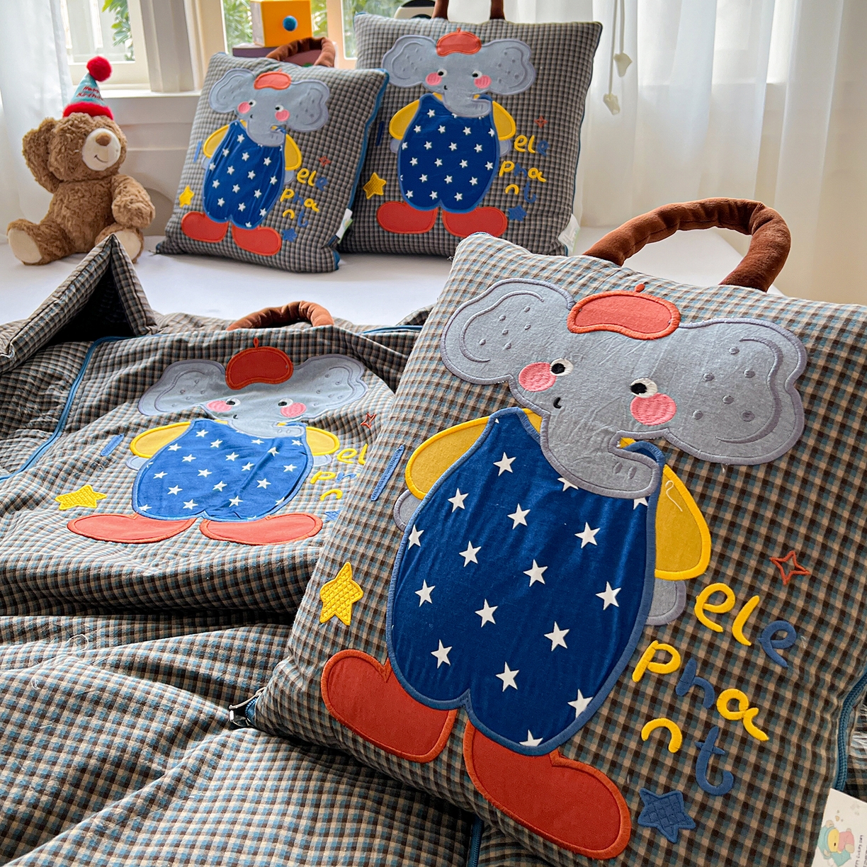 91家纺网 家纺一手货源 找家纺 古本家居 2026春夏新款全棉小丑象系列抱枕被 全棉小丑象蓝格