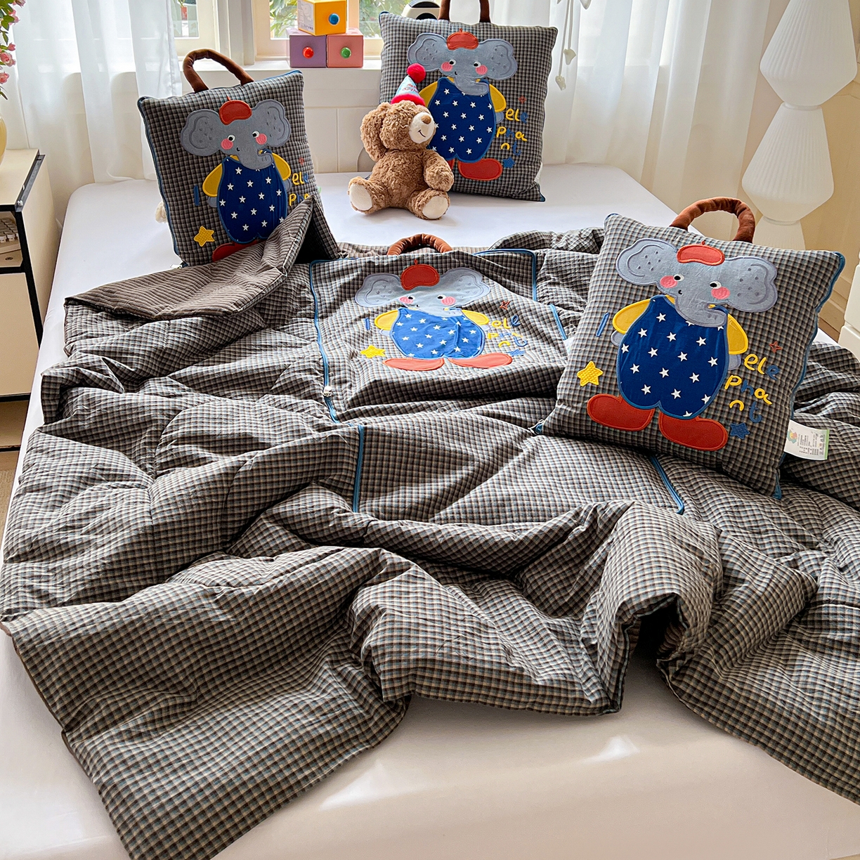 91家纺网 家纺一手货源 找家纺 古本家居 2026春夏新款全棉小丑象系列抱枕被 全棉小丑象蓝格