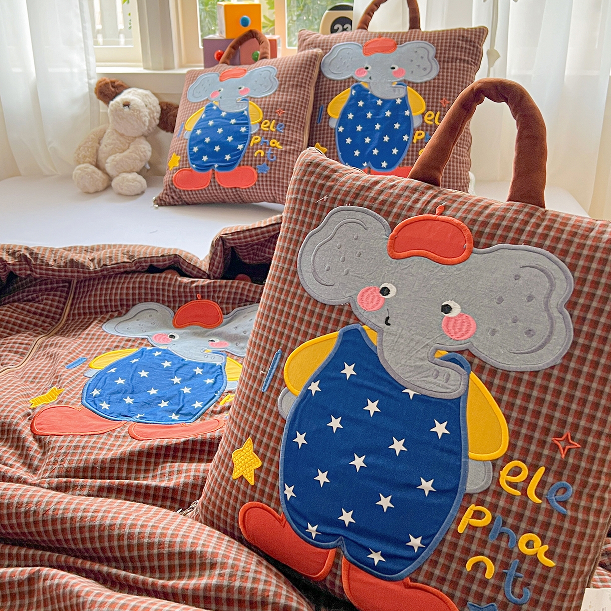 91家纺网 家纺一手货源 找家纺 古本家居 2026春夏新款全棉小丑象系列抱枕被 全棉小丑象红格