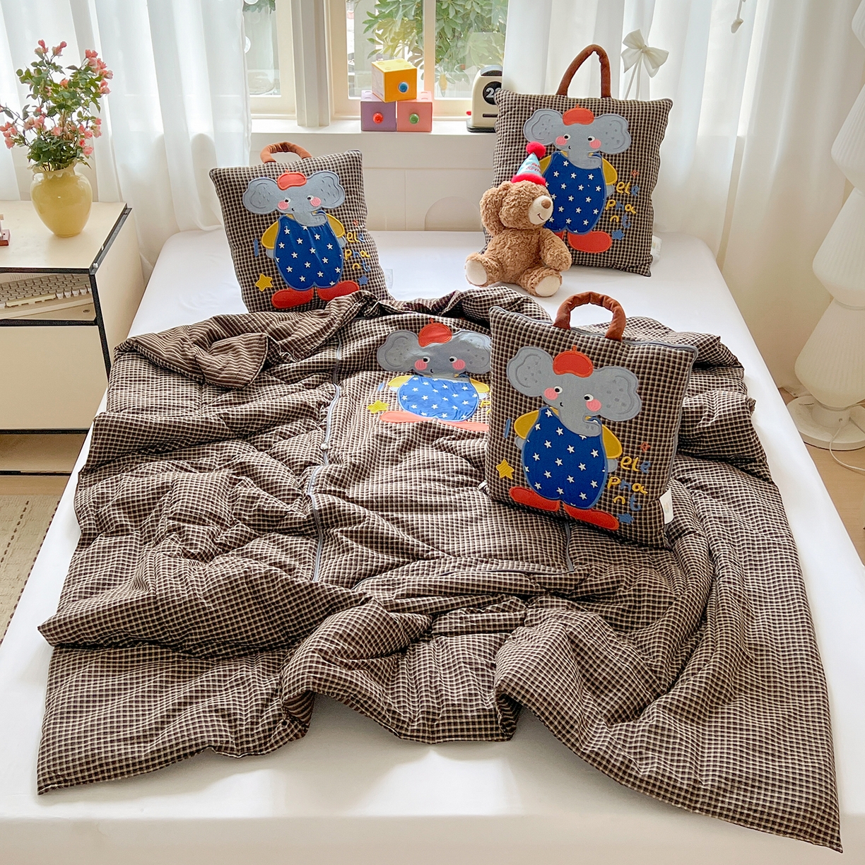 91家纺网 家纺一手货源 找家纺 古本家居 2026春夏新款全棉小丑象系列抱枕被 全棉小丑象黑格