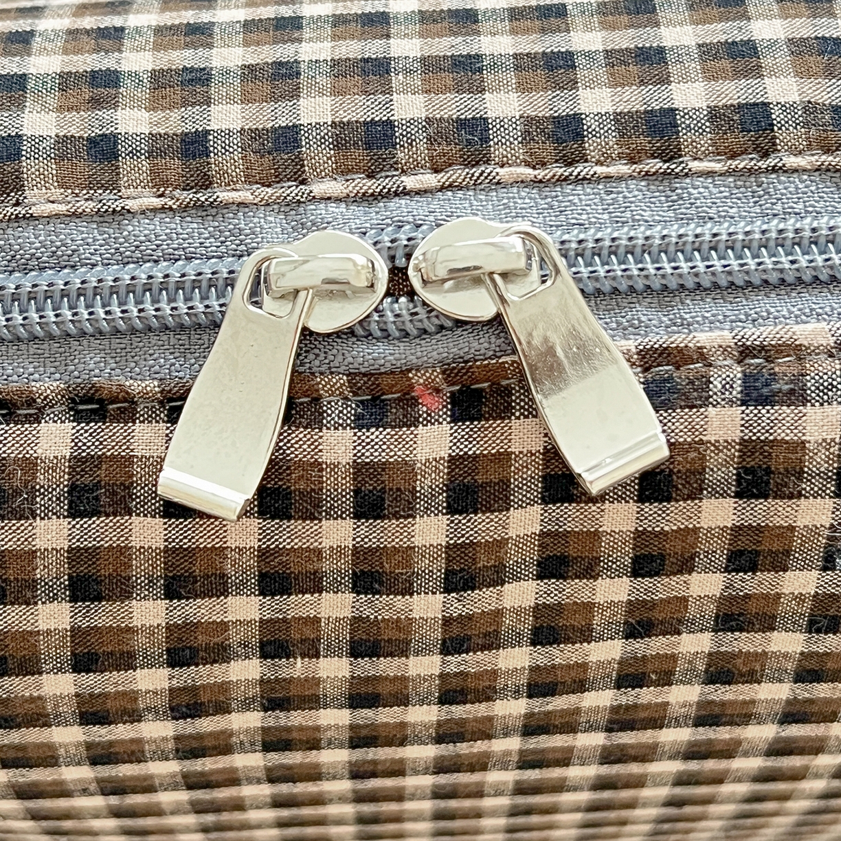 91家纺网 家纺一手货源 找家纺 古本家居 2026春夏新款全棉小丑象系列抱枕被 全棉小丑象黑格