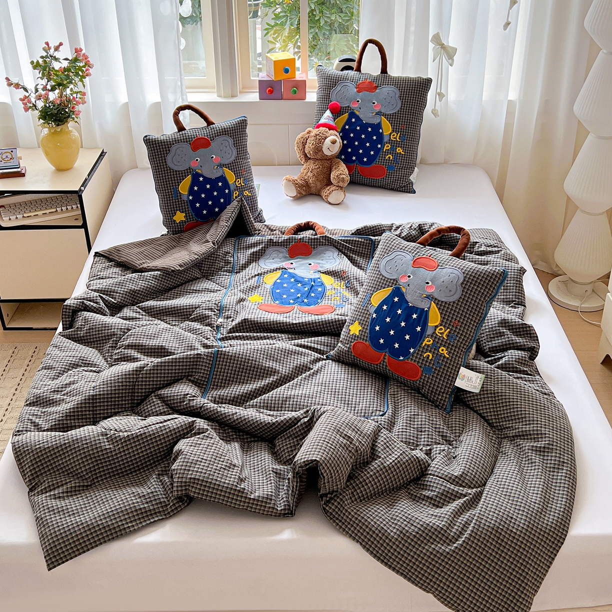 91家纺网 家纺一手货源 找家纺 古本家居 2026春夏新款全棉小丑象系列抱枕被 全棉小丑象蓝格